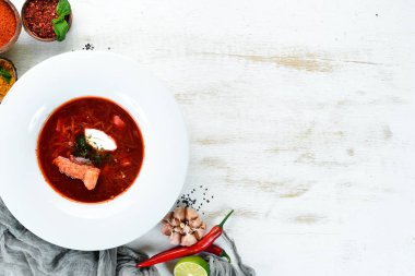 Borsch. Pancar çorbası. Ukrayna mutfağı. Ahşap bir arka plan üzerinde. Üst te. Metniniz için boş alan.