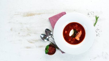 Borsch. Pancar çorbası. Ukrayna mutfağı. Ahşap bir arka plan üzerinde. Üst te. Metniniz için boş alan.