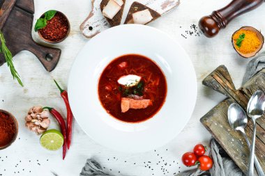 Borsch. Pancar çorbası. Ukrayna mutfağı. Ahşap bir arka plan üzerinde. Üst te. Metniniz için boş alan.