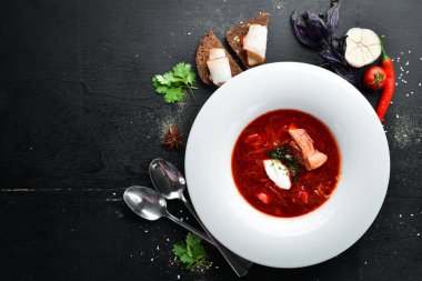 Borsch. Pancar çorbası. Ukrayna mutfağı. Ahşap bir arka plan üzerinde. Üst te. Metniniz için boş alan.