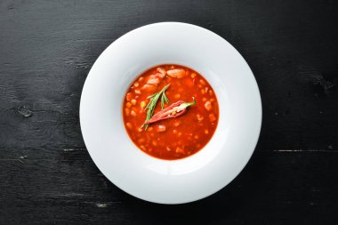 Mısır ve sebzeli domates çorbası. Ahşap bir arka plan üzerinde. Üst te. Metniniz için boş alan.