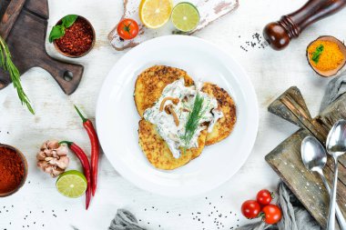 Mantar soslu patates li krep. Ahşap bir arka plan üzerinde. Üst te. Metniniz için boş alan.