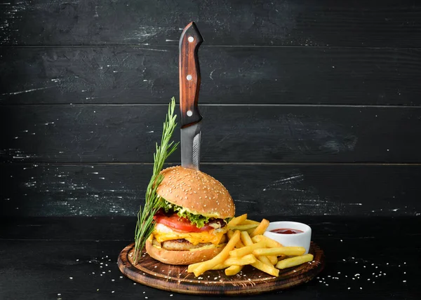 Burger Cielęciny Sera Warzyw Fast Food Drewnianym Tle Widok Góry — Zdjęcie stockowe