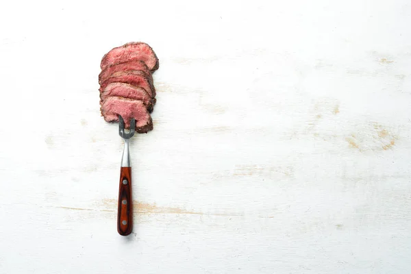 Çatalda Biftek Ahşap Bir Arka Plan Üzerinde Üst Metniniz Için — Stok fotoğraf