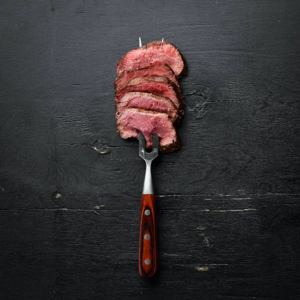 Carne Res Tenedor Sobre Fondo Madera Vista Superior Espacio Libre —  Fotos de Stock