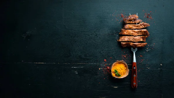 Filete Cerdo Tenedor Sobre Fondo Madera Vista Superior Espacio Libre — Foto de Stock