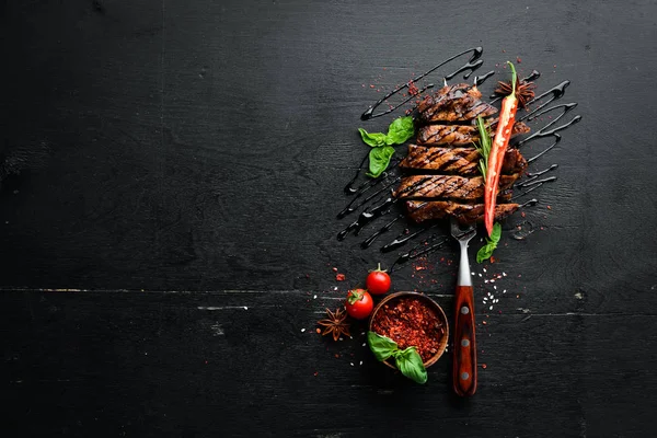 Schweinesteak Auf Der Gabel Auf Einem Hölzernen Hintergrund Ansicht Von — Stockfoto