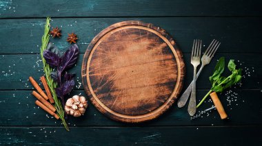 Aşçılığın arka planı. Siyah tahta bir arka planda. Üst Manzara. Metnin için boş yer.