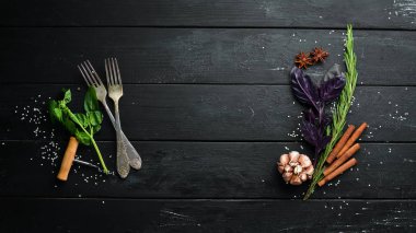 Aşçılığın arka planı. Siyah tahta bir arka planda. Üst Manzara. Metnin için boş yer.