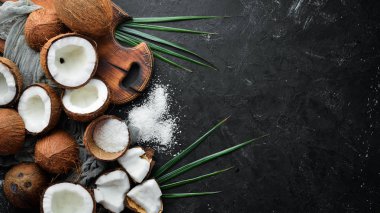 Siyah bir arka plan üzerinde taze hindistan cevizi. Tropikal Meyveler. Somun. Üst te. Metniniz için boş alan.