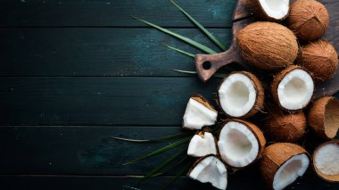 Siyah bir arka plan üzerinde taze hindistan cevizi. Tropikal Meyveler. Somun. Üst te. Metniniz için boş alan.