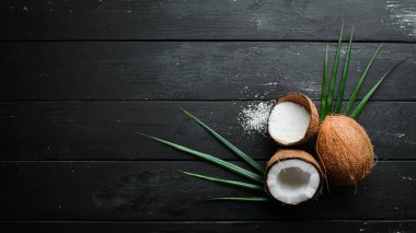 Siyah bir arka plan üzerinde taze hindistan cevizi. Tropikal Meyveler. Somun. Üst te. Metniniz için boş alan.