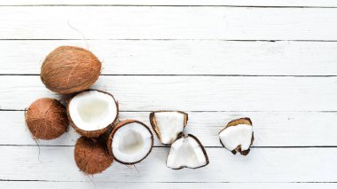 Beyaz ahşap arka planda taze hindistan cevizi. Tropikal Meyveler. Somun. Üst te. Metniniz için boş alan.