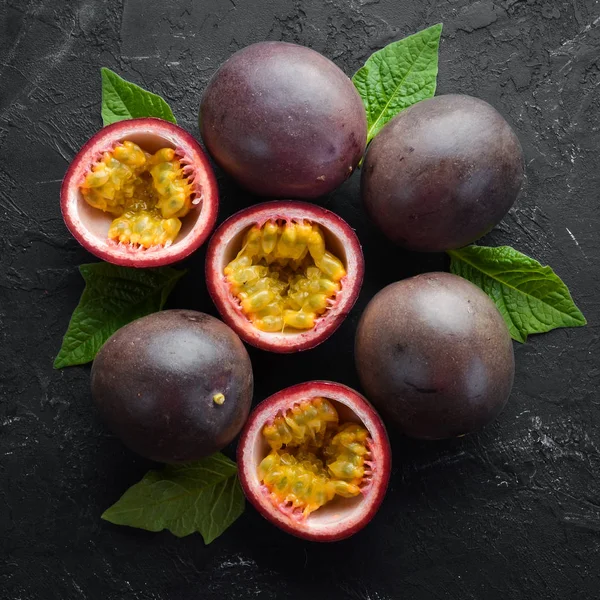 Passionsfrukter Med Löv Svart Bakgrund Tropiska Frukter Översta Vyn Ledigt — Stockfoto