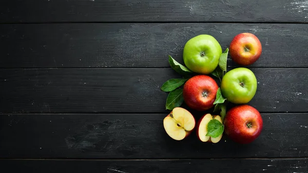 Färgade Äpplen Med Gröna Blad Svart Bakgrund Frukter Översta Vyn — Stockfoto