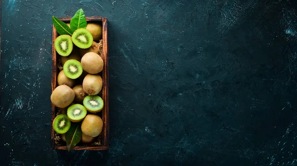 Kiwi Fresco Folhas Verdes Uma Caixa Madeira Fundo Velho Frutas — Fotografia de Stock