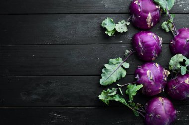 Mor kohlrabi lahanası. Siyah bir arka plan üzerinde. Üst te. Metniniz için boş alan.