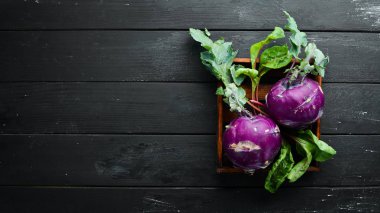 Mor kohlrabi lahanası. Siyah bir arka plan üzerinde. Üst te. Metniniz için boş alan.