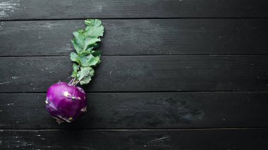 Mor kohlrabi lahanası. Siyah bir arka plan üzerinde. Üst te. Metniniz için boş alan.