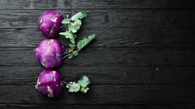 Mor kohlrabi lahanası. Siyah bir arka plan üzerinde. Üst te. Metniniz için boş alan.