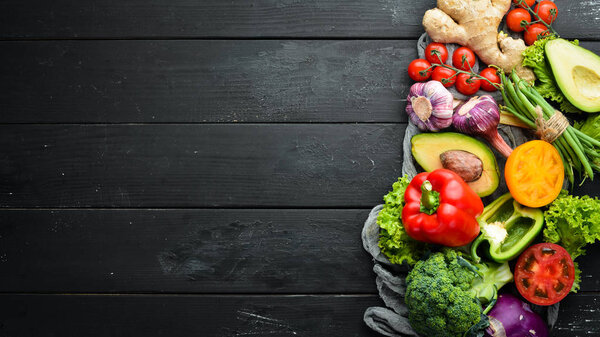Свежие овощи на черном фоне. Вегетарианская еда. Вид сверху. Свободное место для текста
.