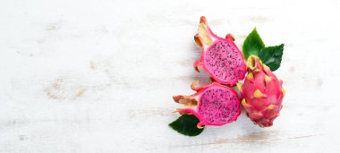 Kırmızı Ejderha Meyve beyaz ahşap arka plan üzerinde. Pitahaya Tropikal Meyveler