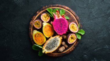 Tropikal Meyveler - Ahşap bir arka plan üzerinde kaktüs ve ejderha meyve. Üst te. Metin için boş alan.