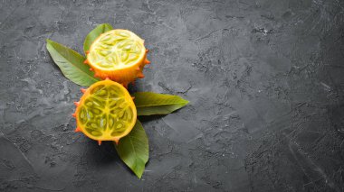 Siyah bir arka plan üzerinde Kiwano. Tropikal Meyveler. Üst te. Metin için boş alan.
