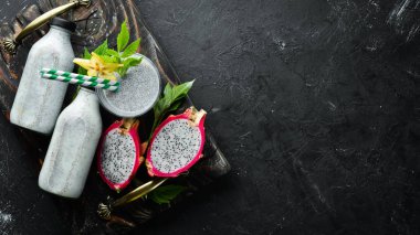 siyah bir arka plan üzerinde bir ejderha meyve smoothies. Üst te. Metin için boş alan.