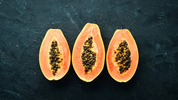 Friss Papaya Fekete Kőháttérrel Trópusi Gyümölcsök Felülnézet Szabad Hely Szöveghez — Stock Fotó