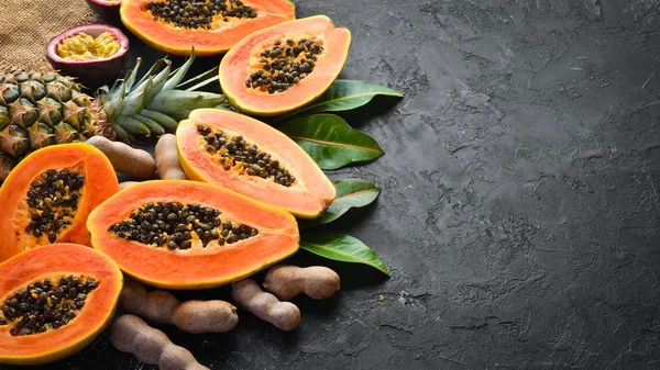 Świeże Papaja Czarnym Tle Kamienia Tropikalne Owoce Widok Góry Wolne — Zdjęcie stockowe
