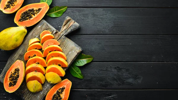 Papaya Szeletelt Papaya Egy Fából Készült Hajón Trópusi Gyümölcsök Felülnézet — Stock Fotó