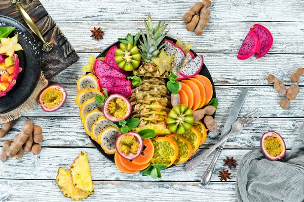 Een Bord Van Gesneden Tropisch Fruit Bovenaanzicht Vrije Ruimte Voor — Stockfoto