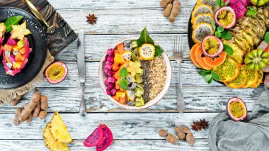 Tropikal meyveli yulaf ezmesi. Üst te. Metin için boş alan.