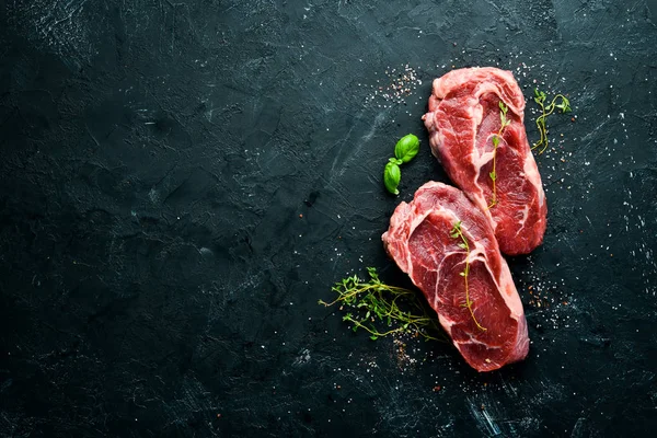 Filete Crudo Ribeye Una Mesa Piedra Negra Vista Superior Espacio — Foto de Stock