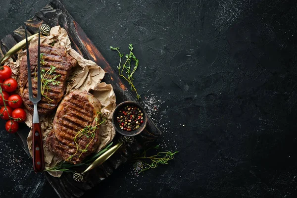 Grillezett Marha Steak Közepes Ritka Egy Fekete Asztalra Felülnézet Szabad — Stock Fotó
