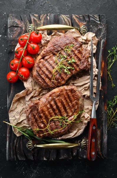 Bistecca Manzo Grigliata Media Rara Tavolo Pietra Nera Vista Dall — Foto Stock