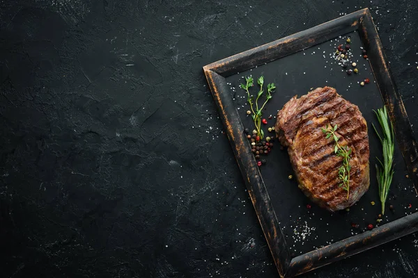 Siyah taş masada ızgara biftek orta nadir. Üst te. Metniniz için boş alan.