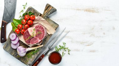 Beyaz bir arka plan üzerinde baharat ve otlar ile Ham taze çapraz kesilmiş dana sapı. Peynirli Bif bif Ossbo. Üst te. Metniniz için boş alan.