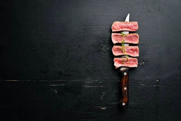 Sappige Biefstuk Het Mes Bovenaanzicht Vrije Ruimte Voor Tekst — Stockfoto