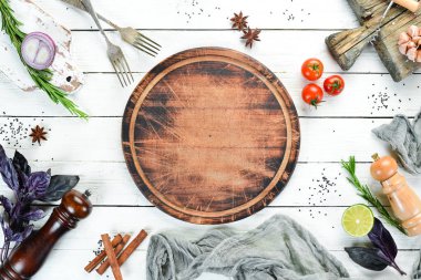 Yemek pişirmenin arka planı. Beyaz ahşap bir arka plan üzerinde. Üst te. Metniniz için boş alan.