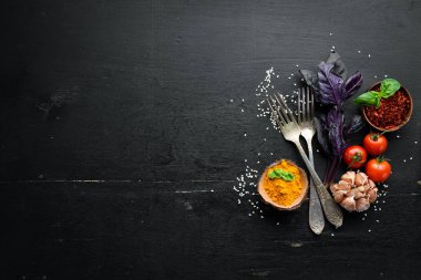 Aşçılığın arka planı. Siyah tahta bir arka planda. Üst Manzara. Metnin için boş yer.