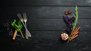 Aşçılığın arka planı. Siyah tahta bir arka planda. Üst Manzara. Metnin için boş yer.