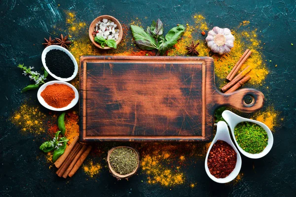 Színes Gyógynövények Fűszerek Főzéshez Indiai Fűszerek Fekete Alapon Felülnézet — Stock Fotó
