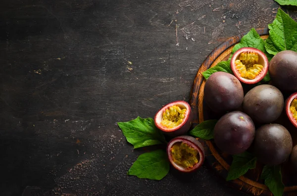 Passionsfrukter Trä Bakgrund Tropiska Frukter Översta Vyn Ledigt Utrymme För — Stockfoto