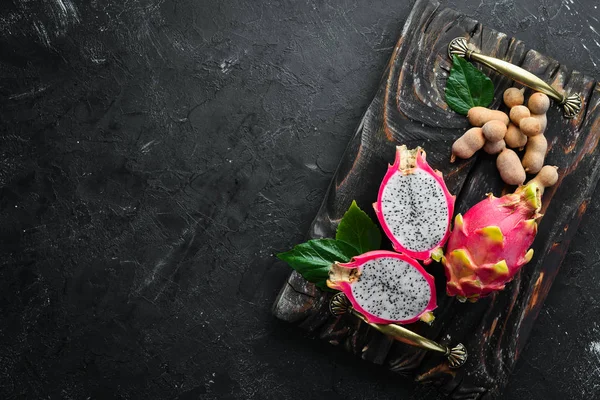 Siyah bir arka plan üzerinde taze Pytahya. Ejderha Meyvesi. Tropikal Meyveler. Üst te. Metin için boş alan.