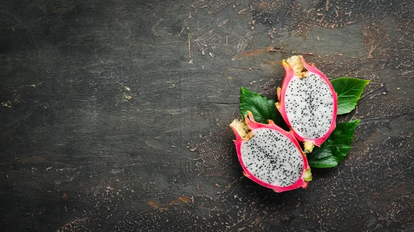 Verse Pytahya Een Zwarte Achtergrond Dragon Fruit Tropisch Fruit Bovenaanzicht — Stockfoto