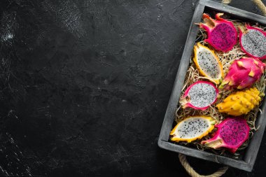 Ahşap Kutuda Ejderha Meyvesi. Pitahaya Tropikal Meyveler. Üst te. Metin için boş alan.