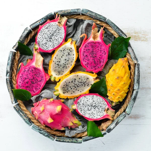 Dragon Fruit Houten Kist Pitahaya Tropisch Fruit Bovenaanzicht Vrije Ruimte — Stockfoto