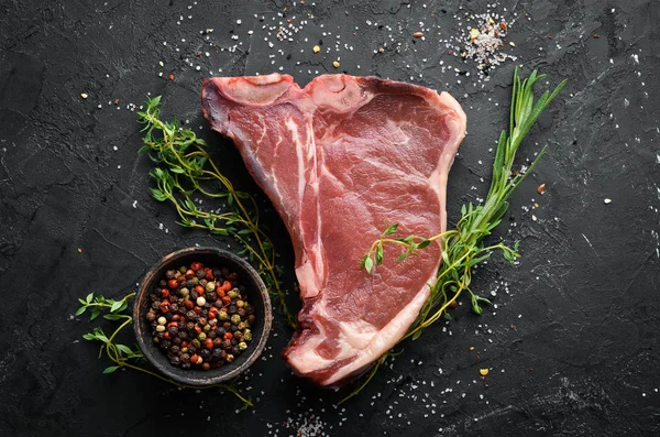 Rohes Bone Steak Auf Einem Tisch Aus Schwarzem Stein Ansicht — Stockfoto